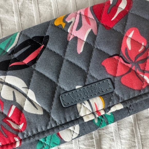 NWOT Vera Bradley Quilted Trifold Wallet Wristlet Gray Floral RFID - Picture 2 of 5
